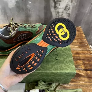 Gucci Run Sneaker In Green Suede - CS17