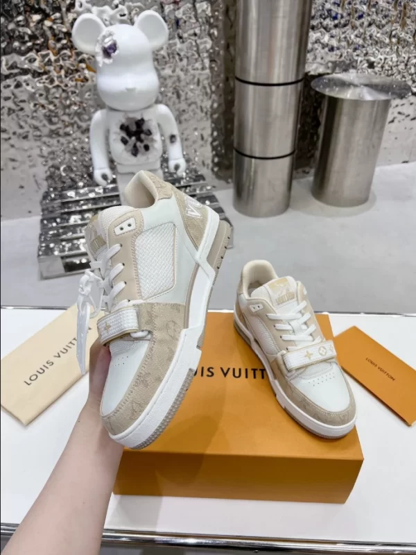 Louis Vuitton Trainer Sneaker - LS105