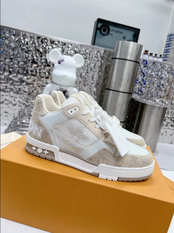 Louis Vuitton Trainer Sneaker - LS105