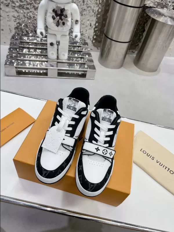 Louis Vuitton Trainer Sneaker - LS108