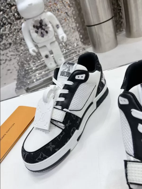 Louis Vuitton Trainer Sneaker - LS108