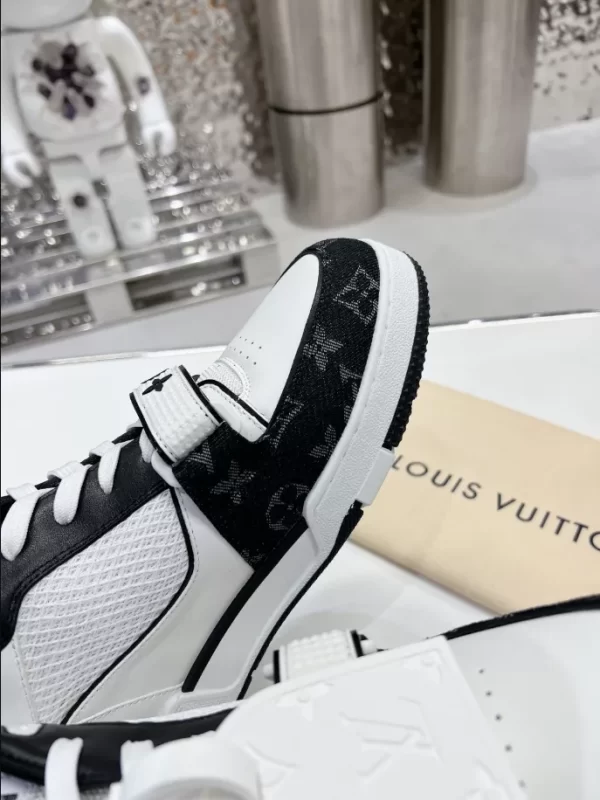 Louis Vuitton Trainer Sneaker - LS108