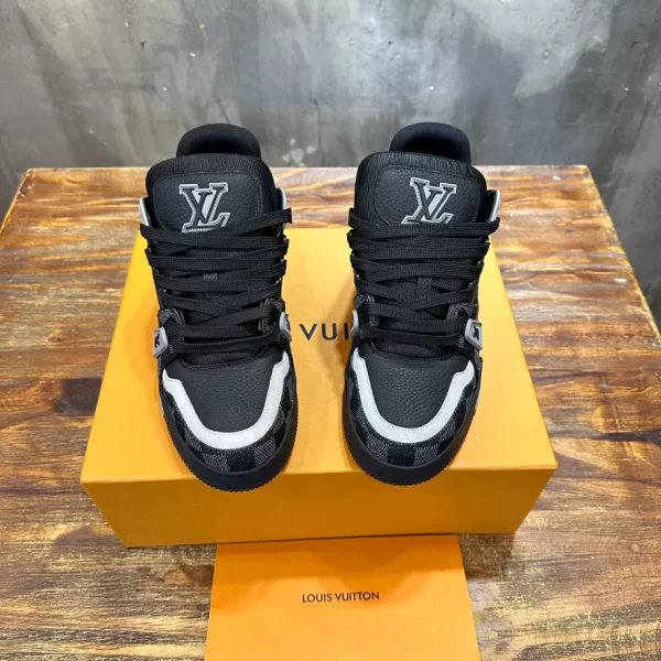 Louis Vuitton Trainer Sneaker - LS155