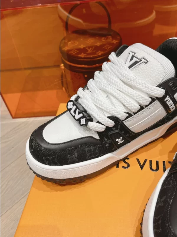 Louis Vuitton Trainer Maxi Sneaker - LS164