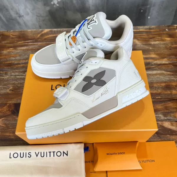 Louis Vuitton Trainer Sneaker - LS189