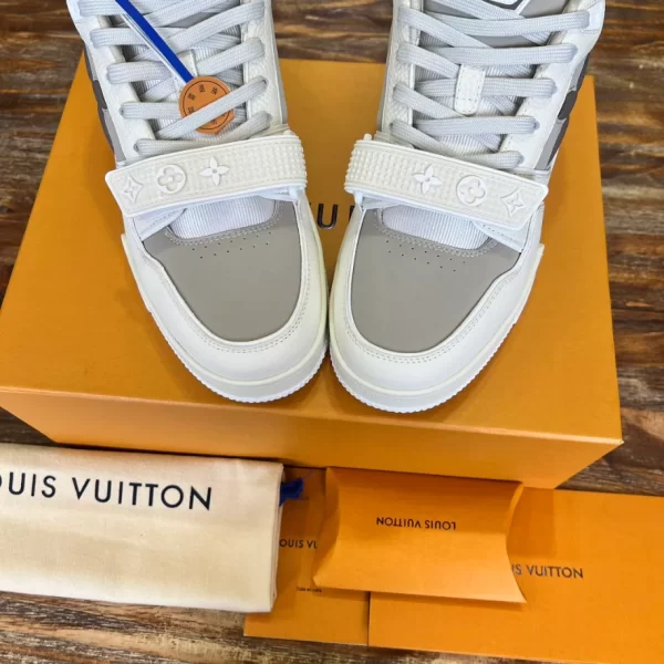 Louis Vuitton Trainer Sneaker - LS189