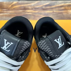 Louis Vuitton Trainer Sneaker - LS197