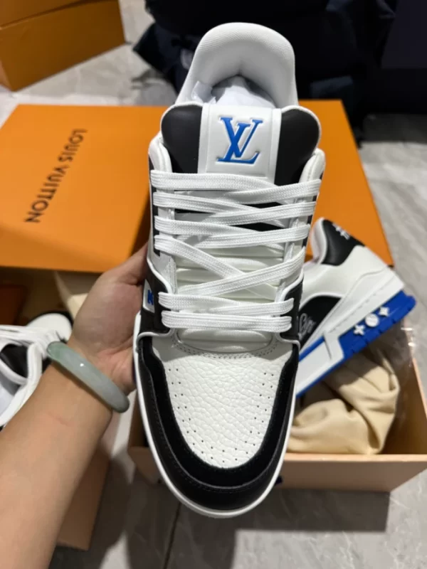 Louis Vuitton Trainer Sneaker - LS225