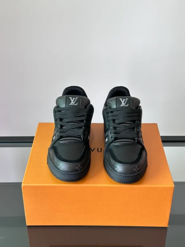 Louis Vuitton Trainer Sneaker - LS251