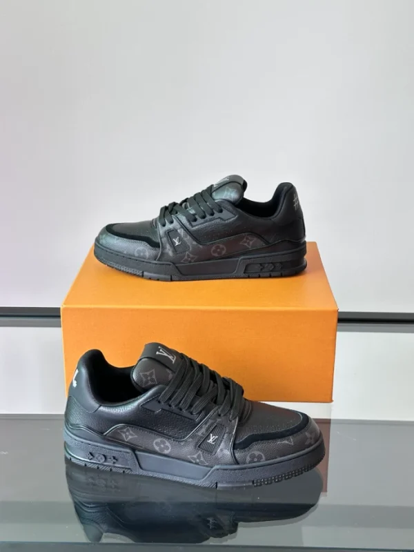 Louis Vuitton Trainer Sneaker - LS251