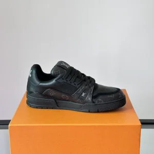 Louis Vuitton Trainer Sneaker - LS251