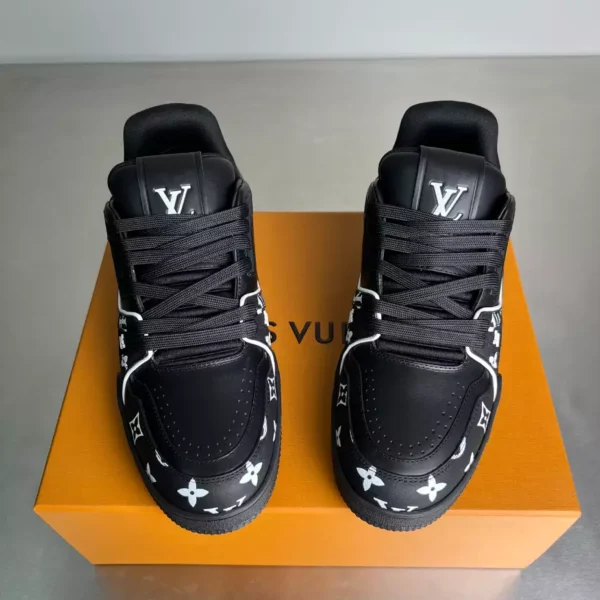 Louis Vuitton Trainer Sneaker - LS275
