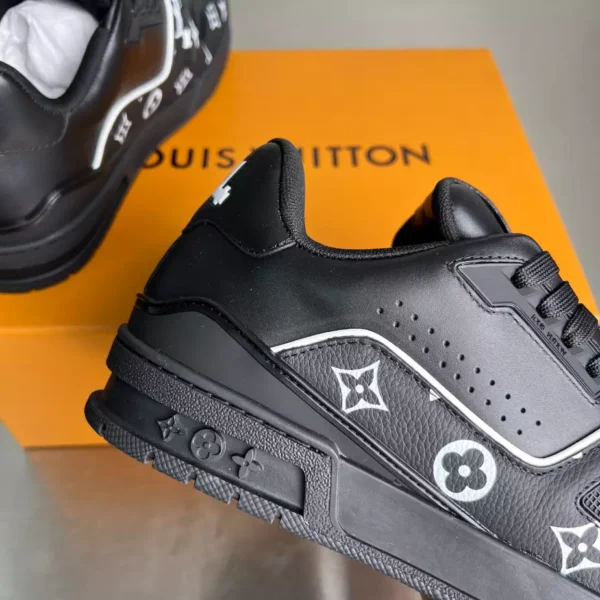 Louis Vuitton Trainer Sneaker - LS275