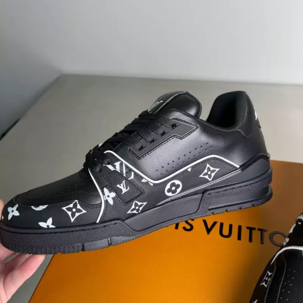 Louis Vuitton Trainer Sneaker - LS275
