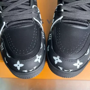 Louis Vuitton Trainer Sneaker - LS275