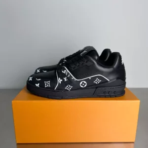 Louis Vuitton Trainer Sneaker - LS275