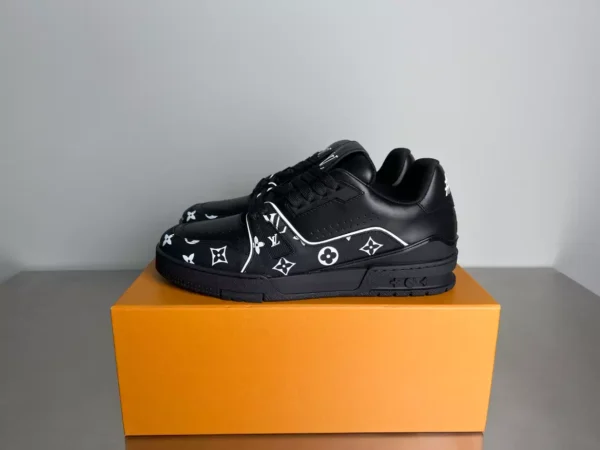 Louis Vuitton Trainer Sneaker - LS275