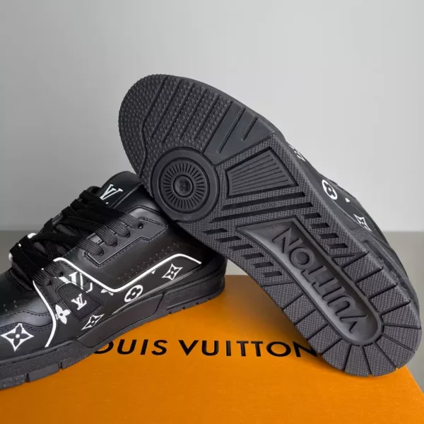 Louis Vuitton Trainer Sneaker - LS275