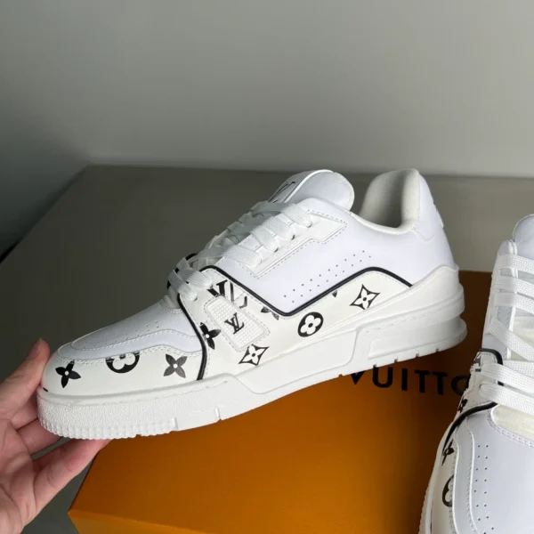 Louis Vuitton Trainer Sneaker - LS276