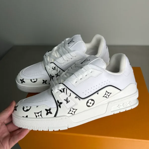 Louis Vuitton Trainer Sneaker - LS276