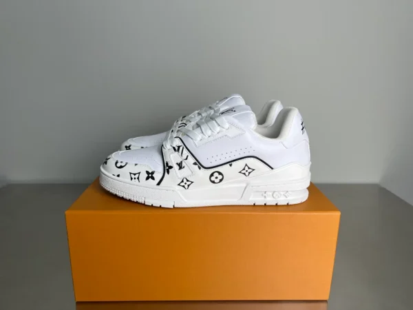 Louis Vuitton Trainer Sneaker - LS276