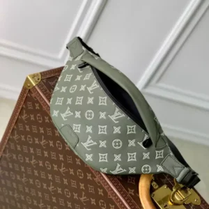 Louis Vuitton Discovery PM Bumbag - LCP016