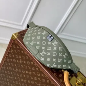 Louis Vuitton Discovery PM Bumbag - LCP016