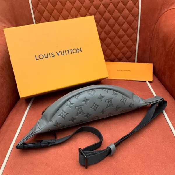 Louis Vuitton Discovery PM Bumbag - LCP018