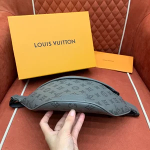Louis Vuitton Discovery PM Bumbag - LCP018