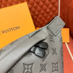 Louis Vuitton Discovery PM Bumbag - LCP018