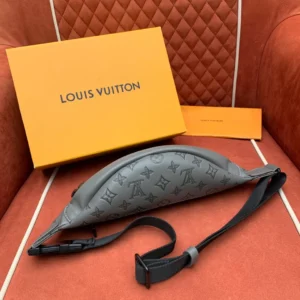 Louis Vuitton Discovery PM Bumbag - LCP018