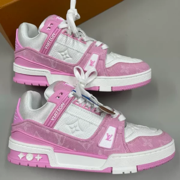 Louis Vuitton Trainer Sneaker - LS305