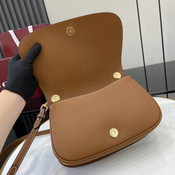 Gucci Blondie Medium Top Handle Bag - GH57