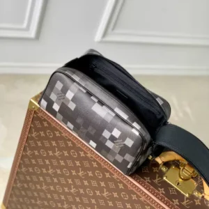 Louis Vuitton Dopp Kit - LCP029