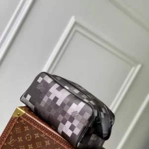 Louis Vuitton Dopp Kit - LCP029