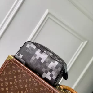 Louis Vuitton Dopp Kit - LCP029