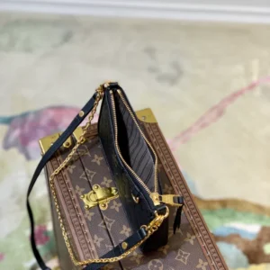 Louis Vuitton Easy Pouch On Strap - LH99