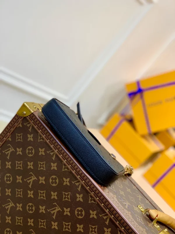 Louis Vuitton Easy Pouch On Strap - LH99