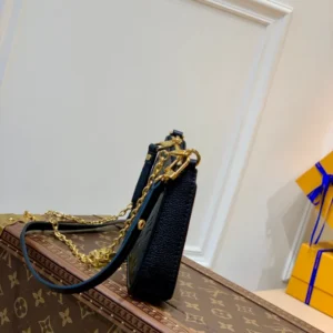 Louis Vuitton Easy Pouch On Strap - LH99
