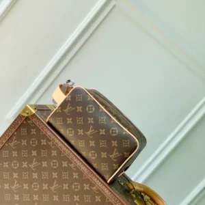 Louis Vuitton Locker Dopp Kit - LCP048