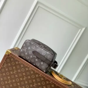 Louis Vuitton Locker Dopp Kit - LCP052