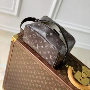 Louis Vuitton Locker Dopp Kit - LCP052