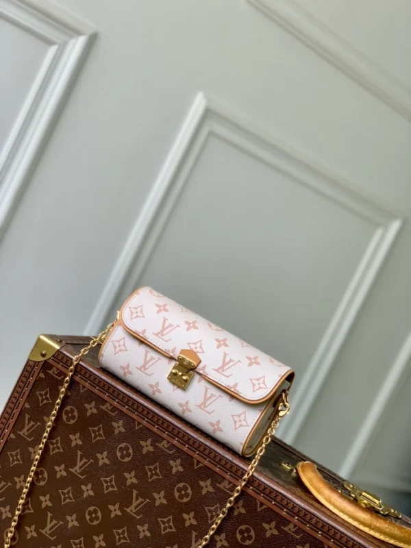 Louis Vuitton Pochette Camille - LH101