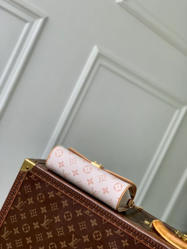 Louis Vuitton Pochette Camille - LH101