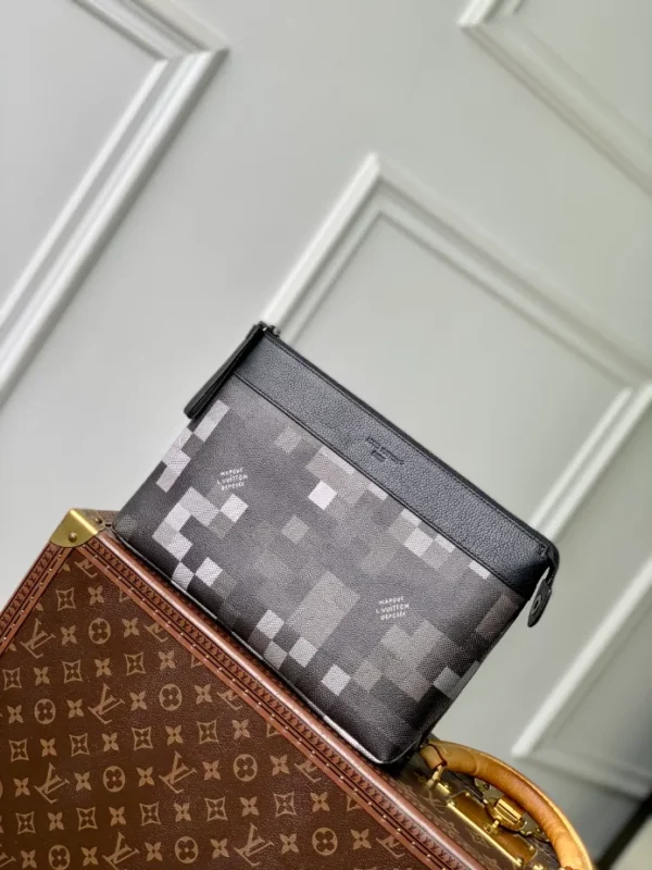 Louis Vuitton Pochette Voyage Souple - LCP032