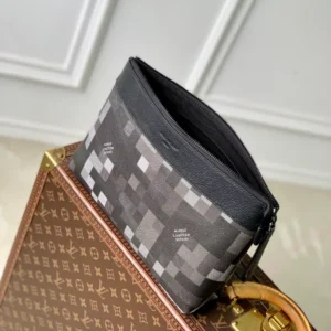 Louis Vuitton Pochette Voyage Souple - LCP032