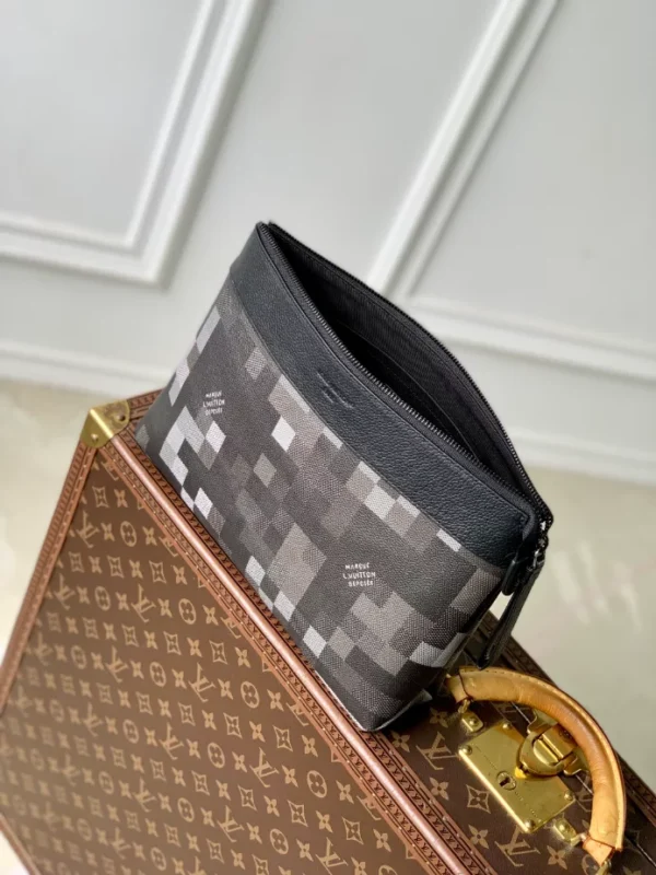 Louis Vuitton Pochette Voyage Souple - LCP032