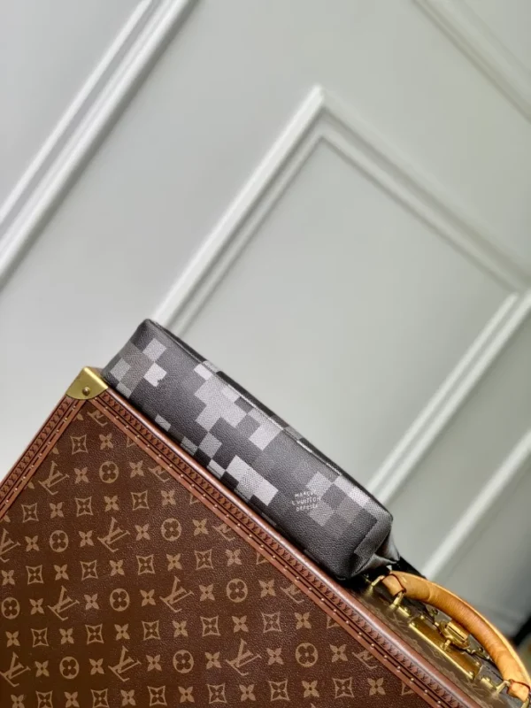 Louis Vuitton Pochette Voyage Souple - LCP032