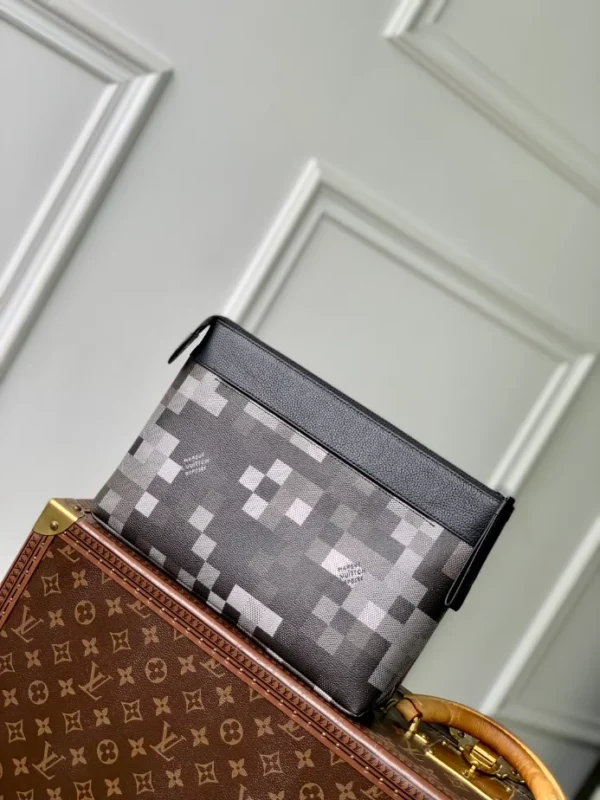 Louis Vuitton Pochette Voyage Souple - LCP032