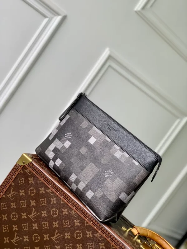 Louis Vuitton Pochette Voyage Souple - LCP032